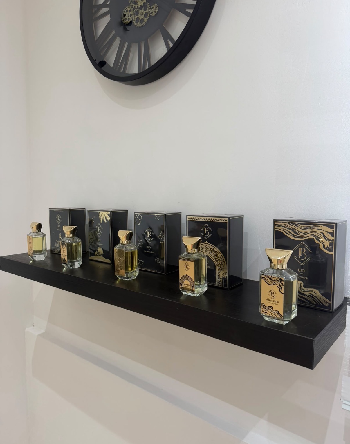 Étagère de parfums BEY exposés dans le showroom SmellGood4All à Saint-Gilles, Bruxelles